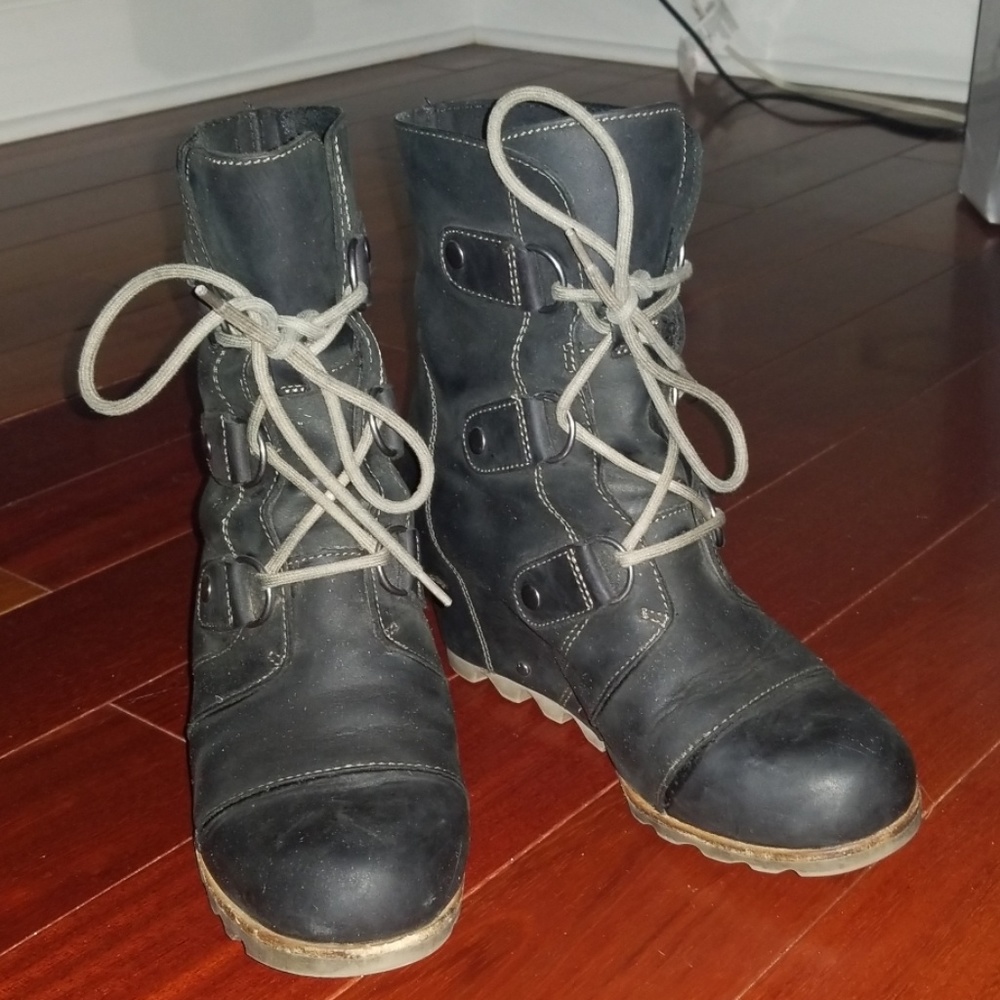 Sorel Black Lace Up Boots with Tan Soles